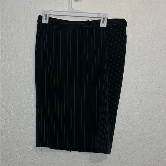 Black knee-length pencil skirt with ribbed texture for work - Picture 1 of 9